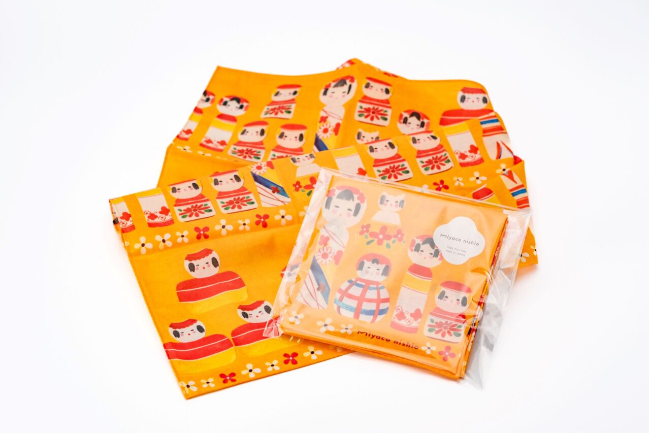 スカーフにもなるハンカチ「こけし」