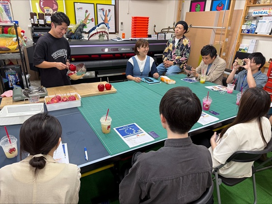 株式会社HAKKAが自社商品を実演している様子