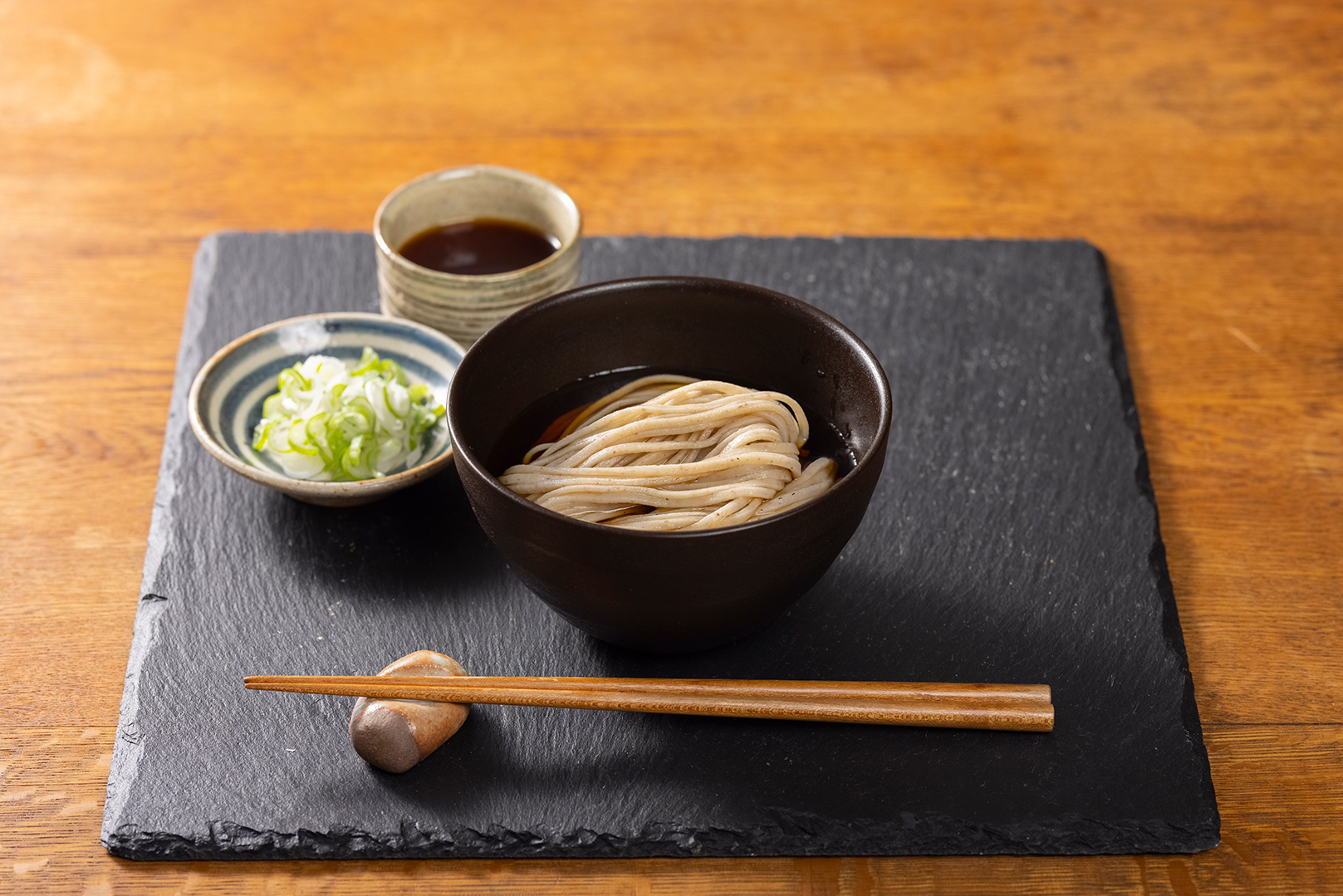 「超粗挽」汁にそば粉が落ちる蕎麦