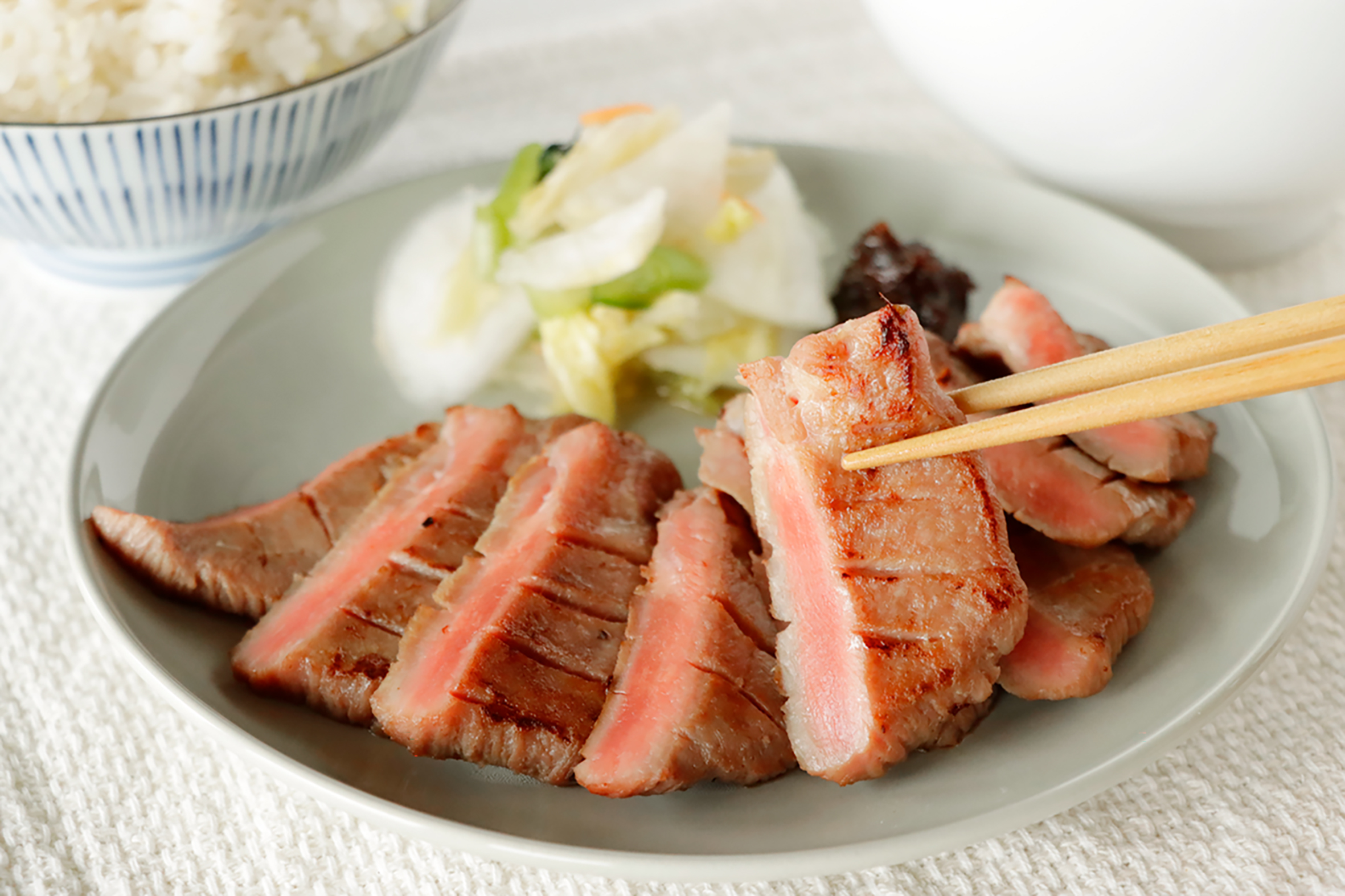 仔牛の牛タン丸ごと一本塩麹熟成