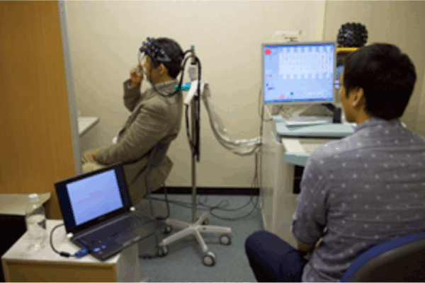 飲料摂取時における脳応答の記録